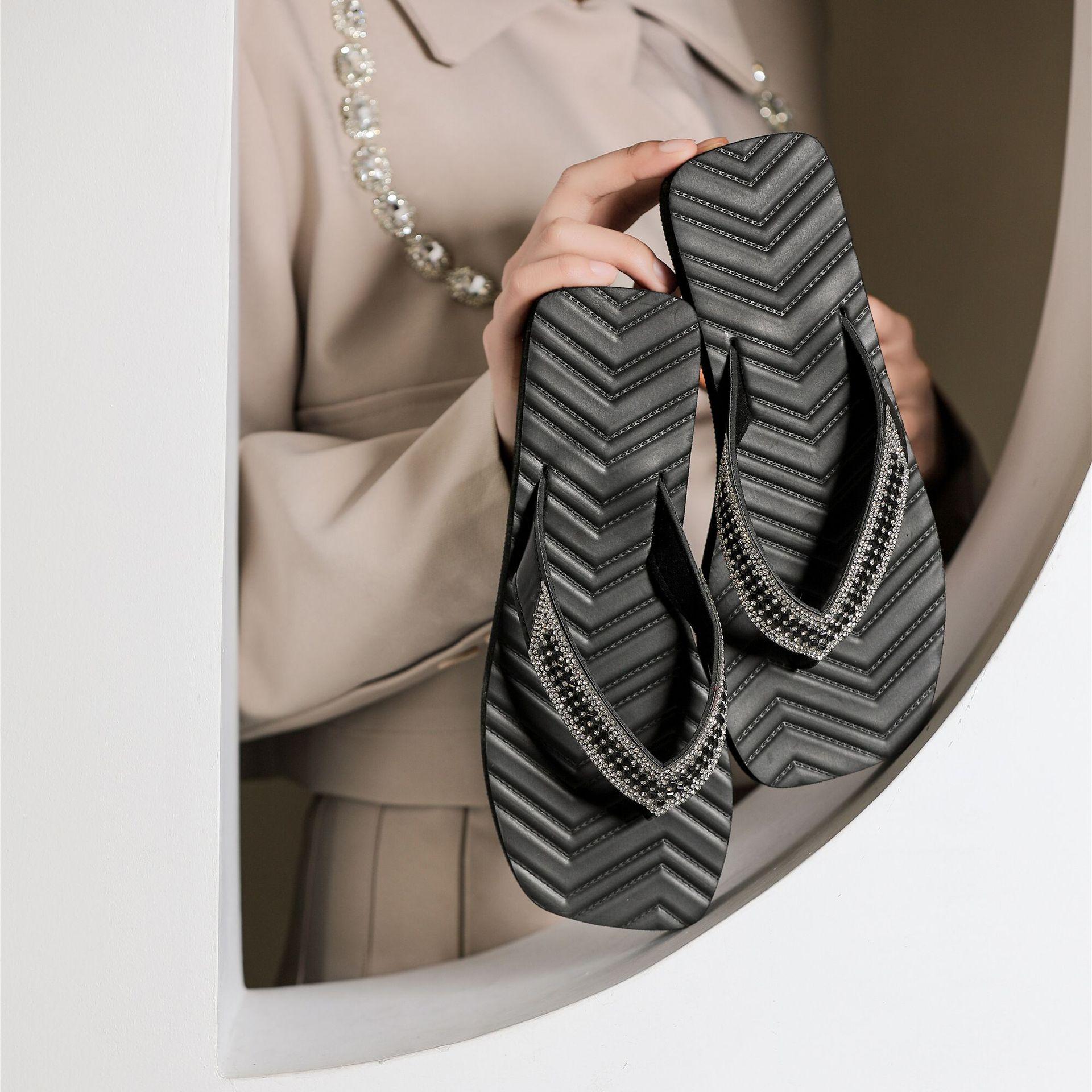 

women s summer feet are breathable and cool, and girls wear flat-bottomed comfortable and fashionable thick-bottomed rhinestone casual flip-flops. 36 чорний