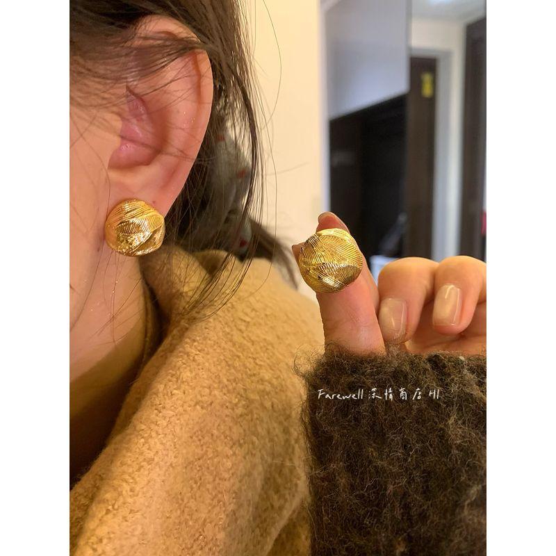 

Metal Texture Design Gold Stud Earrings Minimalist Style Round Elegant Earrings European and American 2024 New Cool Earrings Golden Pair