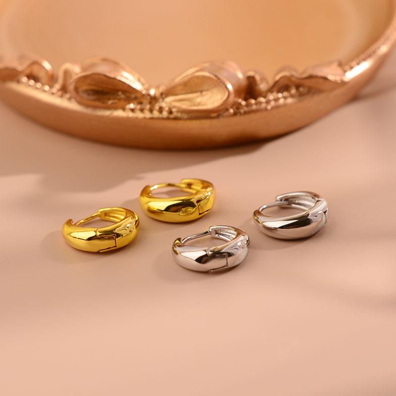 Cold Wind Simple French Earrings Women'S Niche Gold Exquisite Earrings Personalized Round Rings Ear Buckles Versatile Earrings
