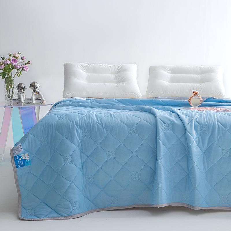 Silk Cool Feeling Summer Quilt: Ice Cream Embossed Air Conditioning Quilt, Solid Color 70x100cm Random Color