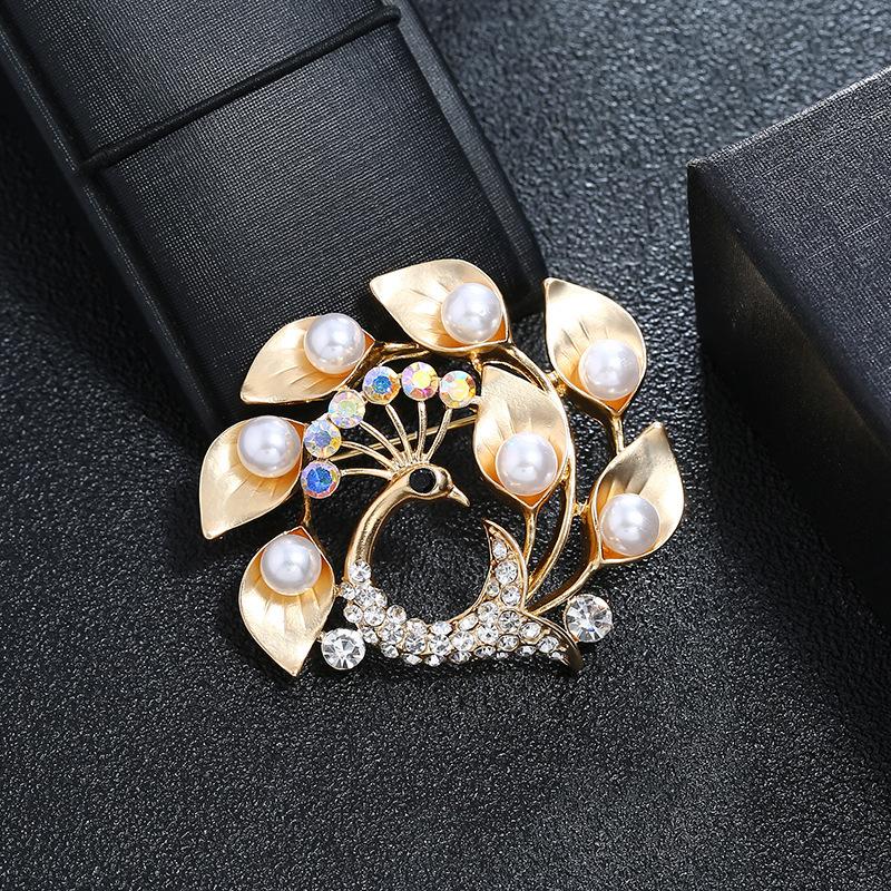 

Винтажная женская металлическая матовая брошь в виде листа с цветком и иглой, жемчугом и кристаллами, значок с цветочным узором, корсаж