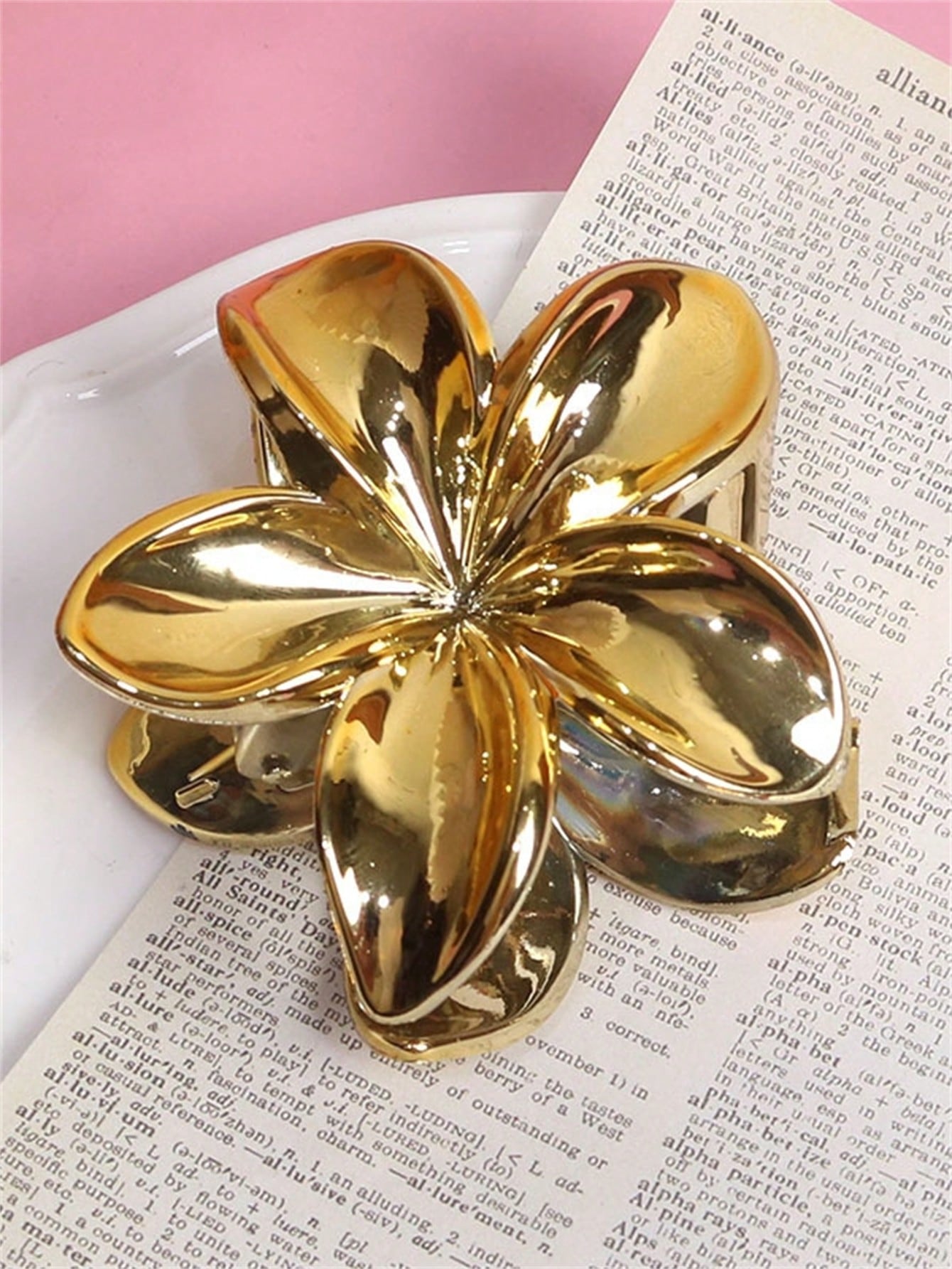 

1 Women s new summer style elegant solid color flower grab clip back head coiffure Shark clip Simple hair grab hair accessories Size fits all