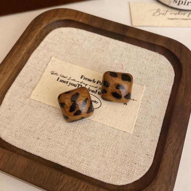 Maillard Geometric Butterfly Coffee Earrings For Women  Vintage Studs Personality Drop Earrings Luxury Designer Jewelry