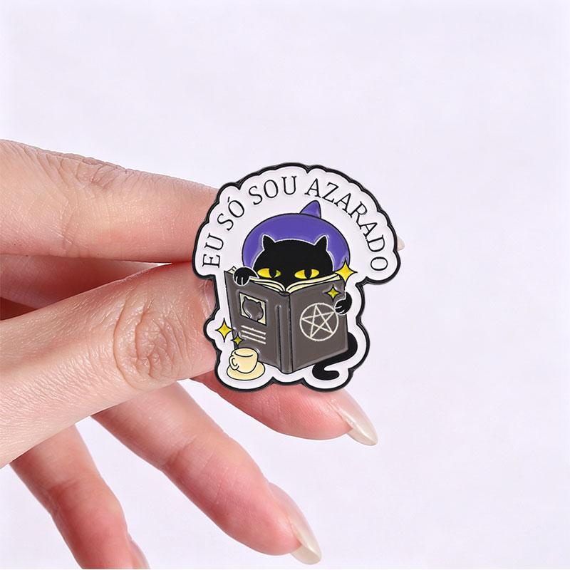 Xiaomi Eu So Sou Azarado Black Cat Witch Enamel Pin Portuguese Self Deprecating Unlucky Cat Reading Magic Book Brooch Lapel Badge Gifts
