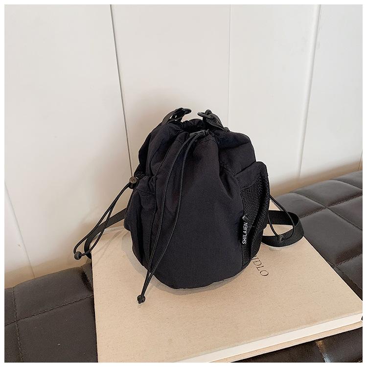 

New nylon bucket bag women s high-end sense lightweight large-capacity casual bundle mouth single shoulder oblique span bag чорний