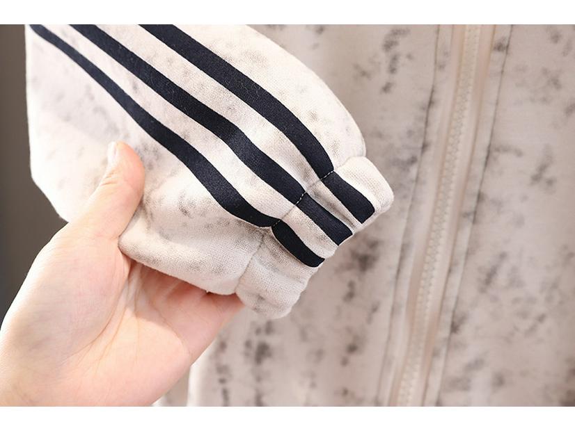 Dětské jarní obleky: Stylové bundy a sportovní dvoudílné soupravy pro chlapce a dívky 2025.