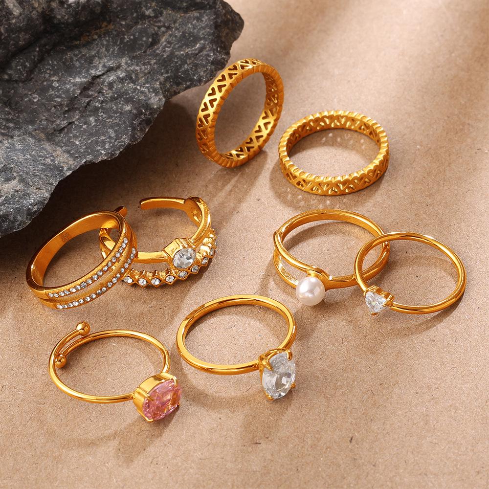 Luxuriöser goldener Hohlring mit Diamant-Inlay: Exquisites stapelbares doppelstöckiges Design