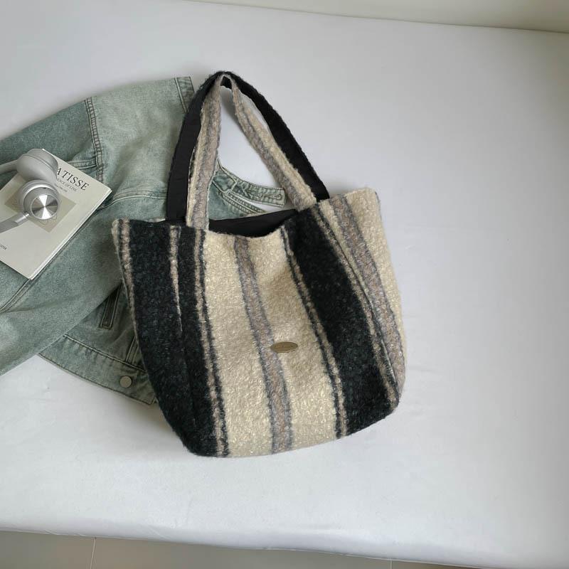 

Striped plush bag women s 2025 autumn new trendy fashion college style tote bag casual large-capacity woolen bag бежевый