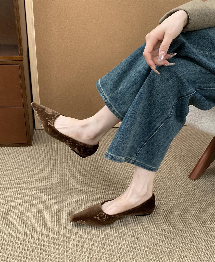 Retro spitz zulaufende französische Einzelschuhe Damen Frühling 2025 Temperament flacher Boden mit Rockschuhen Ein Pedal Slipper