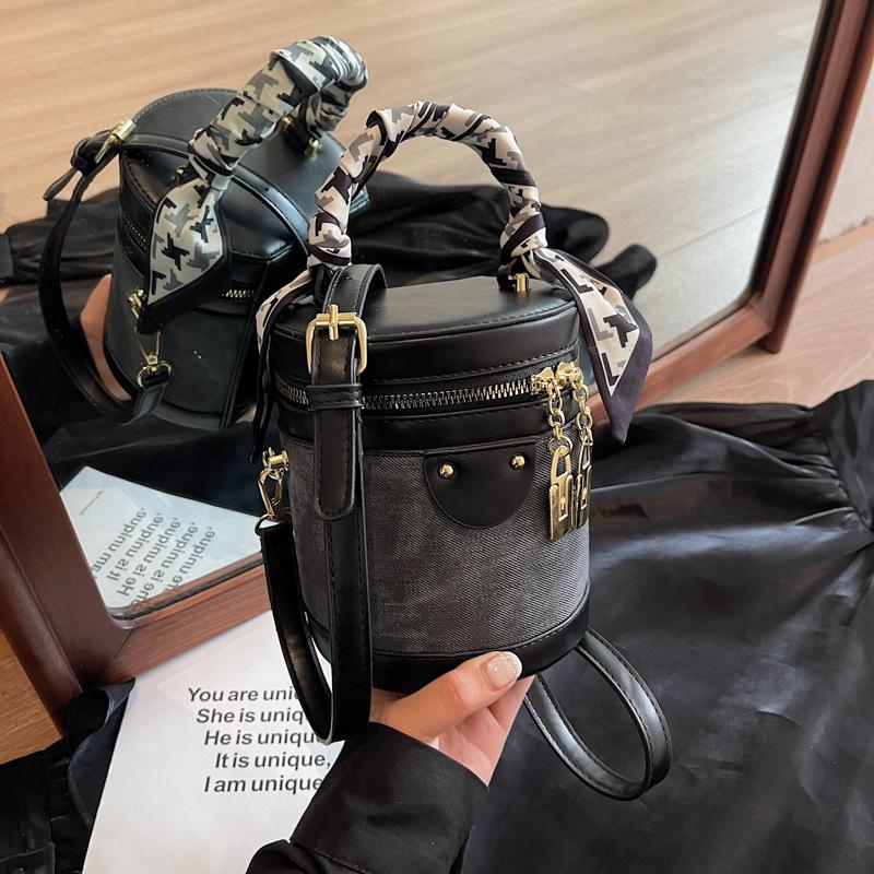 Minimalistická crossbody taška s barevnými bloky: Dámská válcová kabelka na podzim/zimu 2025 - Pokročilá, módní, všestranná