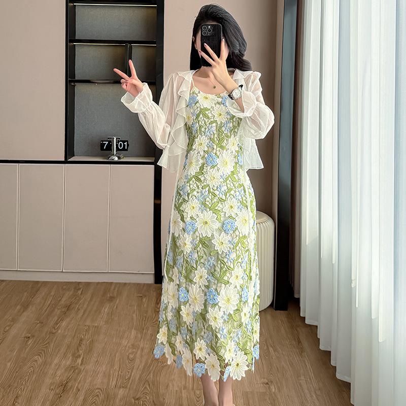 

Женское летнее французское платье-двойка с цветочной вышивкой, приталенное M