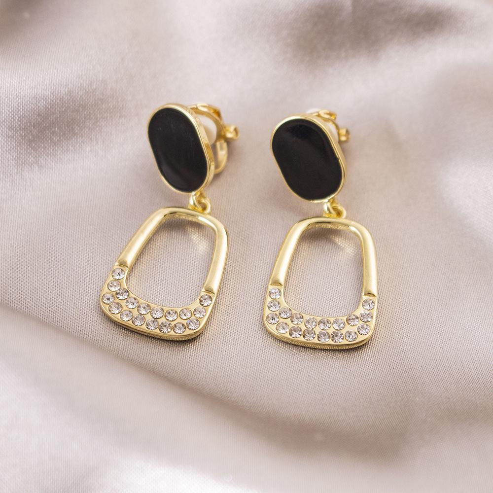 Elegant Clip-On Triangle Earrings for Non-Pierced Ears - Versatile, Light Luxury for Everyday Wear.
