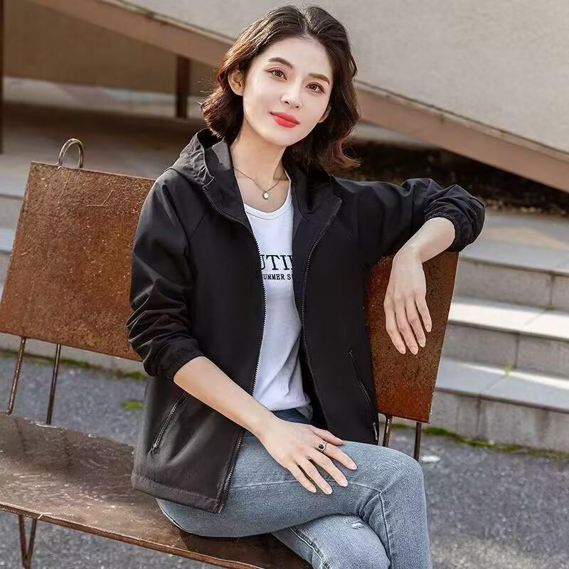 Women's Korean-Style Hooded Windbreaker - Casual, Loose-Fit, Windproof Jacket for Spring & Autumn.