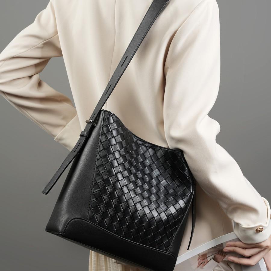 Large Capacity Commuter Bucket Bag 2025 New Single Shoulder Underarm Bag Handmade Cowhide Woven Women's Bag Genuine Leather Crossbody Bag