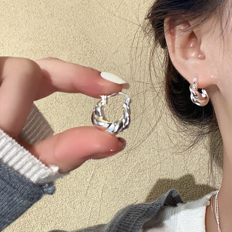 European and American Style Retro Metal Sunflower Earrings for Women 2026 New Niche Minimalist Style Hoop Earrings Exaggerated Ear Accessories