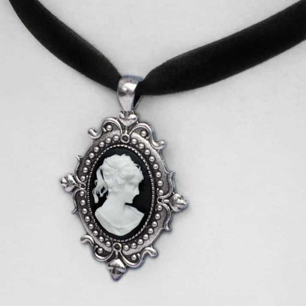Gothic Retro Black Velvet Rose Relief Oval Renaissance Portrait Pendant Necklace for Women Mysterious Halloween Jewelry Gifts чёрный