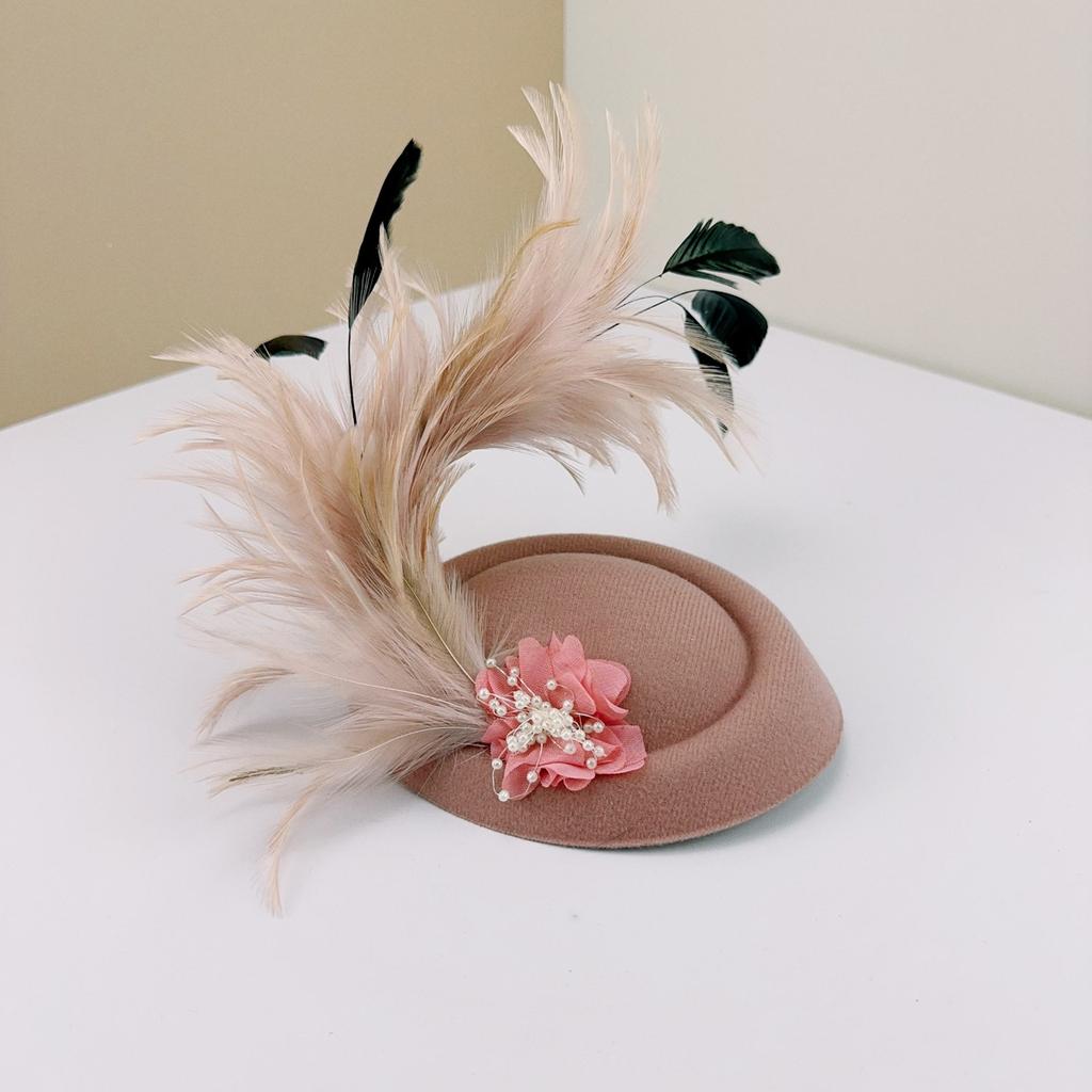 Girly Feather Felt Hat Shape Hair Clip Banquet Party Headband for Teens Medieval Party Taking Photo Anti-Slip Hairpin