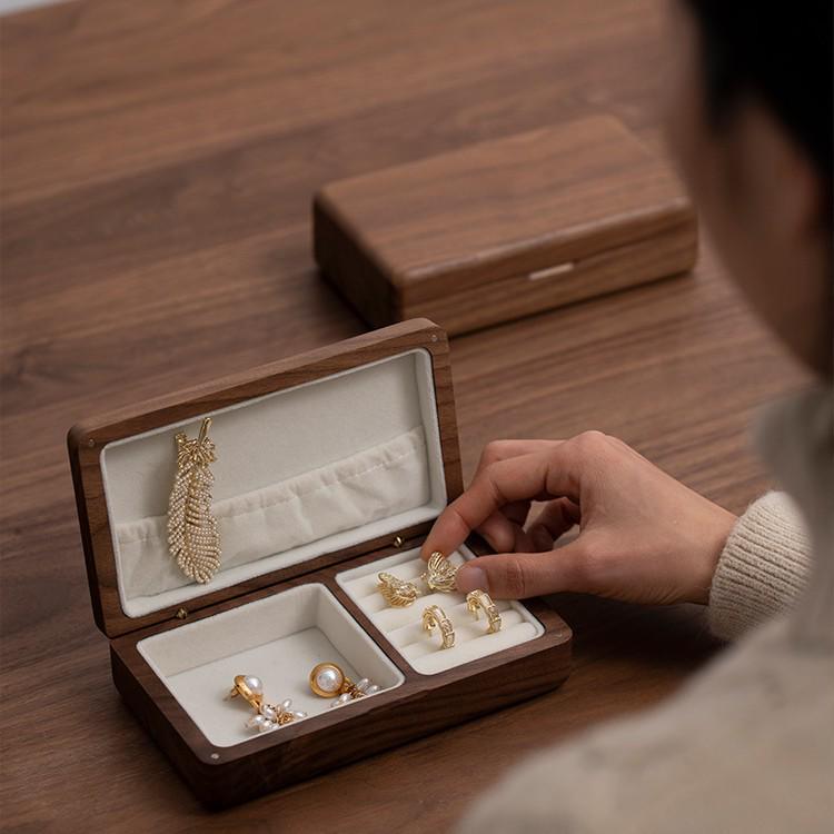 Utsøkt smykkeskrin i svart valnøtt og fløyel: Oppbevaring i massivt tre for ringer og øredobber