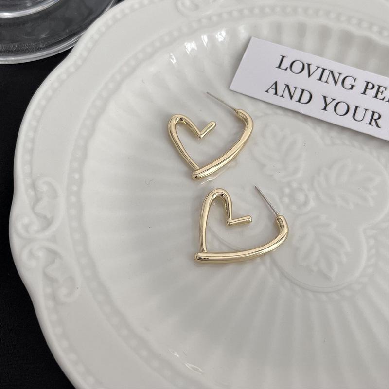 Chic Heart Stud Earrings: Elegant, Versatile, Trendy Ear Jewelry for Women