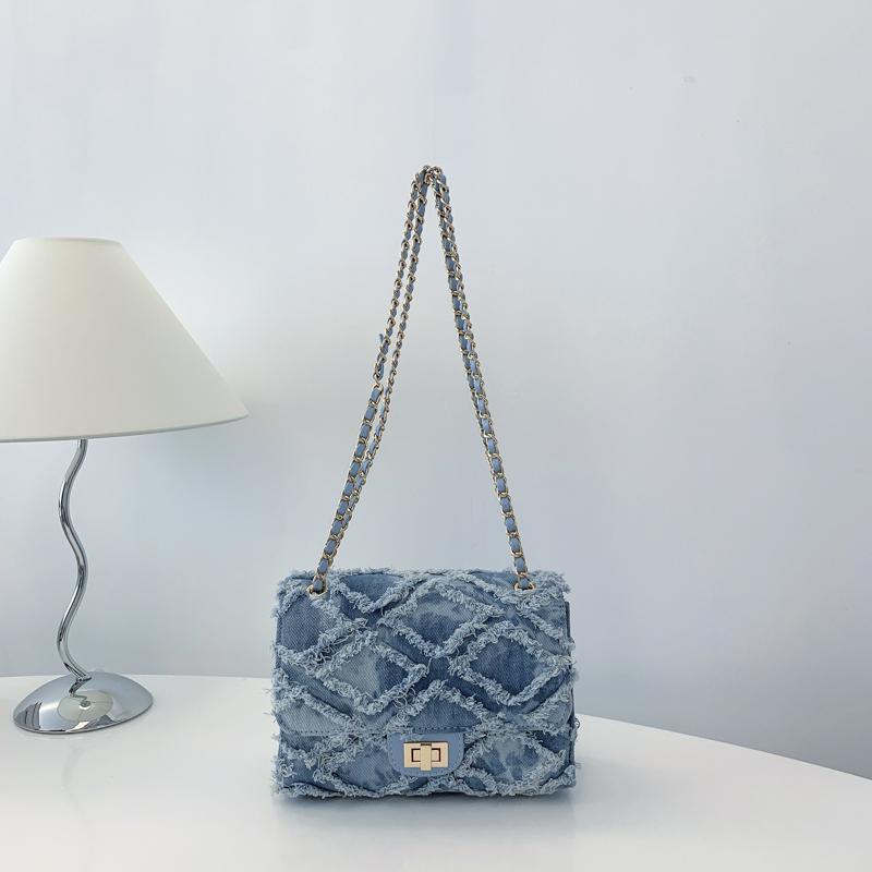 

Маленькая квадратная сумка из джинсовой ткани, женская сумка через плечо с цепочкой, подходит для девушек, студентов колледжей, новых специалистов и бе