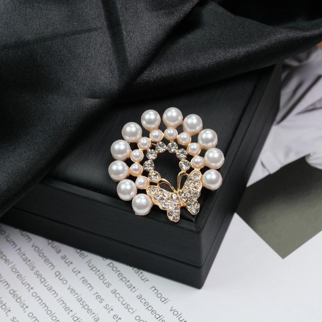 Elegant Versatile Light Luxury Corsage Brooch with Niche Design - Anti-Exposure Pin