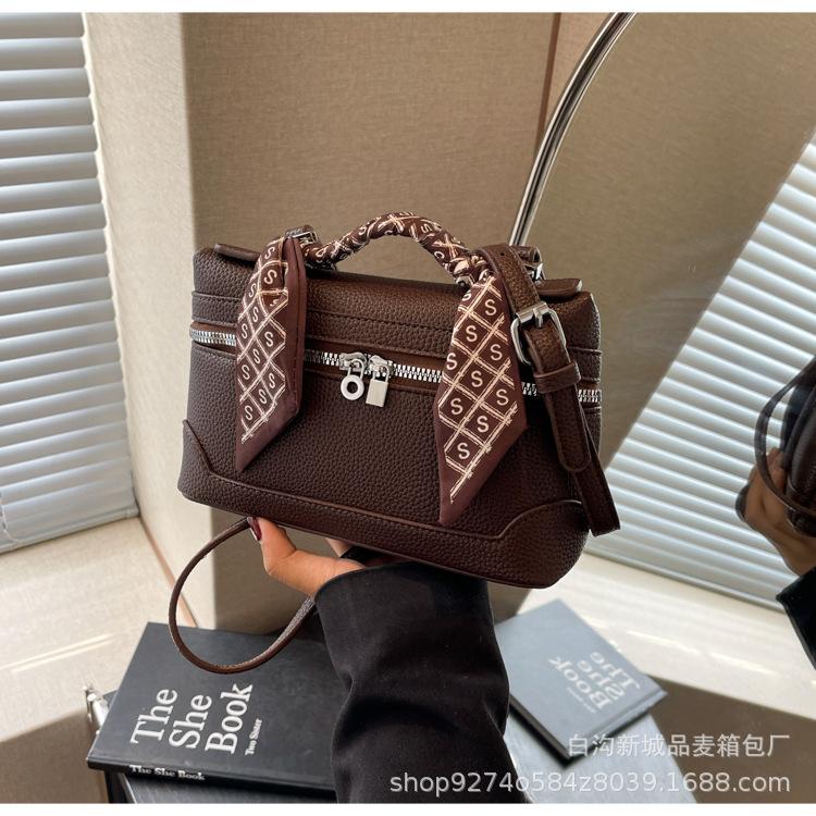 

Fashion retro portable small bag women 2025 new niche design messenger bag foreign style silk scarf commuter box bag Standard темно-коричневого
