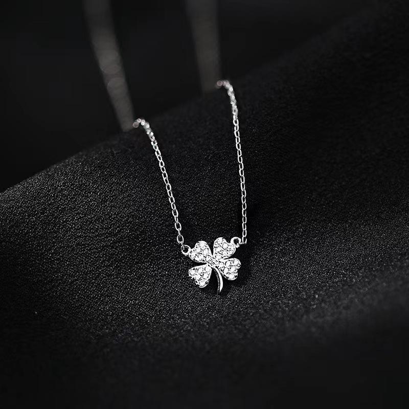 Elegant Women's Four-Leaf Clover Necklace with Sparkling Diamond Pendant – Unique, Versatile Clavicle Chain Jewelry
