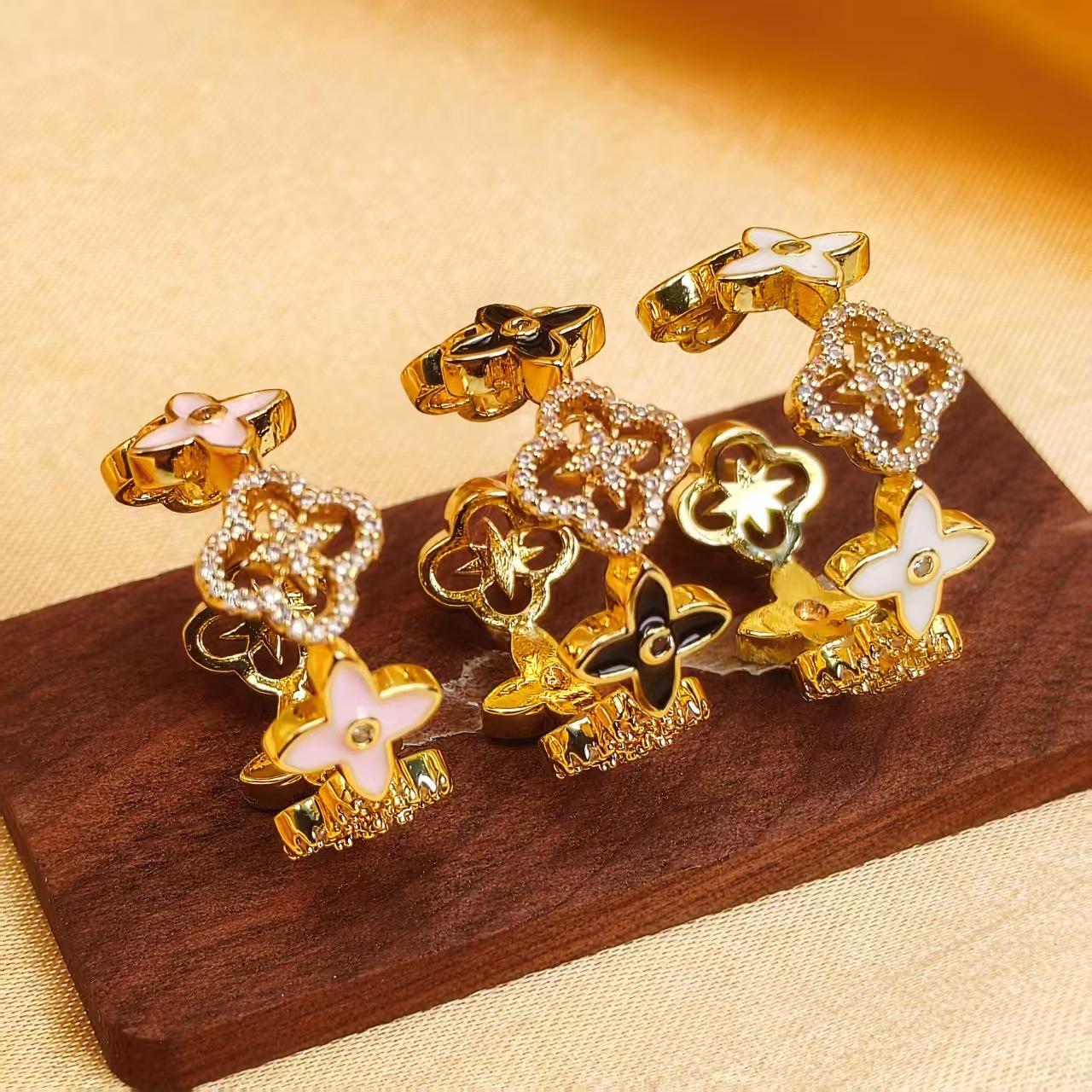 

Lucky Four-leaf Clover Opening Hollow Ring Female Light Luxury Temperament Does Not Lose Color Finger Ring білий