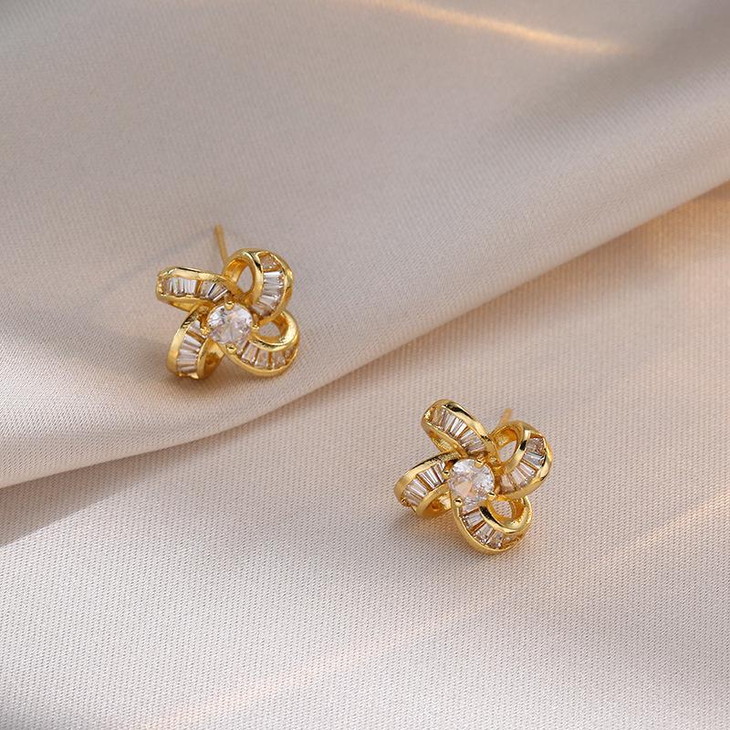 

Retro Four-Leaf Flower Zircon Stud Earrings for Women
