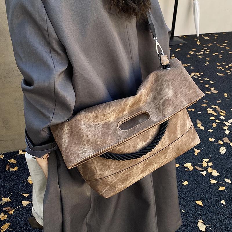 

Large-capacity bag women s 2025 new autumn and winter popular high-end hand bag commuting to work shoulder messenger bag коричневый