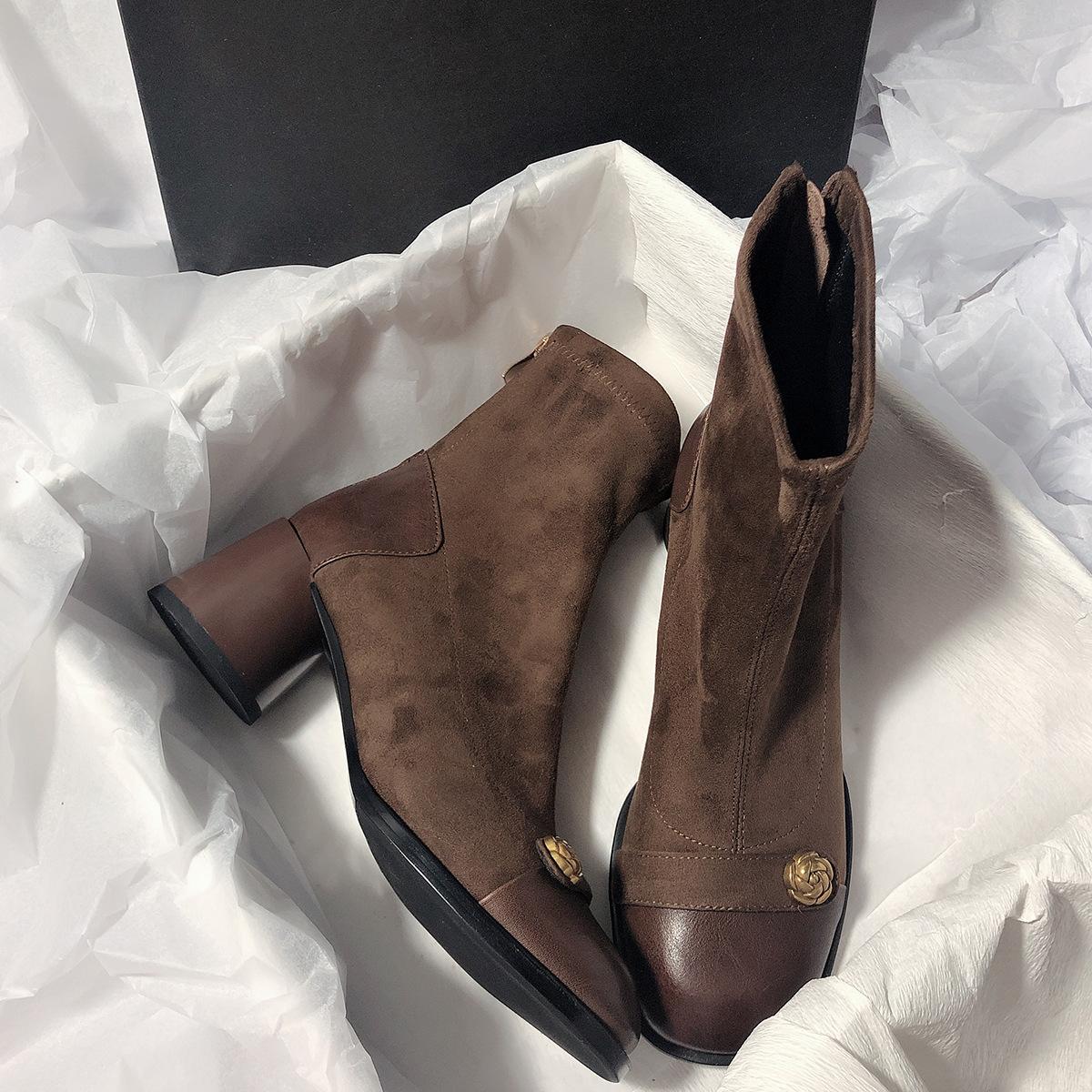 

Короткие узкие сапоги с круглым каблуком и эластичной застежкой-молнией сзади. Женские сапоги 40