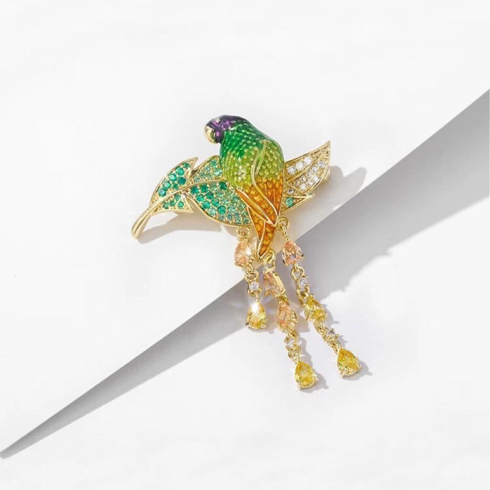 Exquisite Niche Parrot Enamel Brooch – Small, Cute Corsage Pin for Clothes