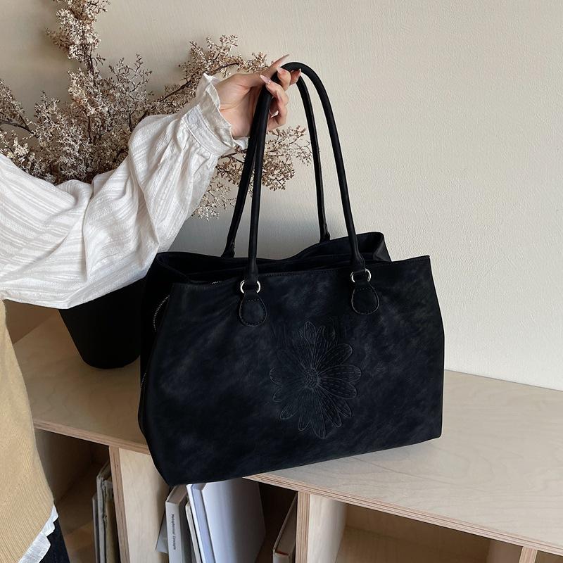 Large-capacity Commuter Underarm Tote Bag with Stylish Design and Printed Fabric Shoulder Bag for Carrying On The Shoulder