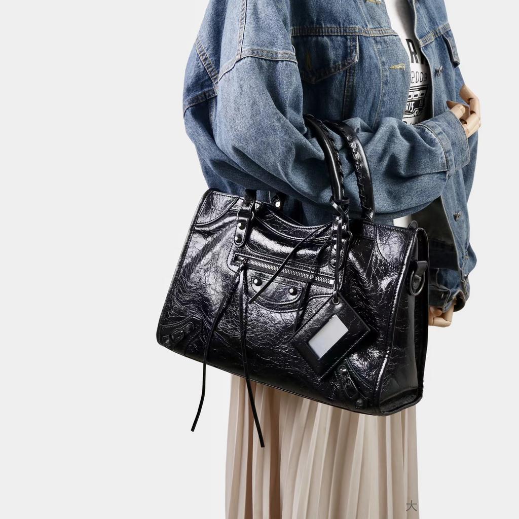 New retro versatile rivet locomotive bag head layer soft leather hand bag sweet cool spice girl style shoulder messenger bag