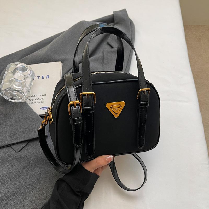 

Simple contrasting color retro small bag women s new autumn and winter portable pillow bag texture commuter messenger bag