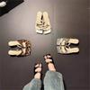 Wunderschöne High-End-Zehenschuhe mit Metallkappe, coole Hausschuhe für draußen, Sommer 2025 neu, Internet-Berühmtheit, Keilabsatz, Feenstil, hochhackige Sandalen
