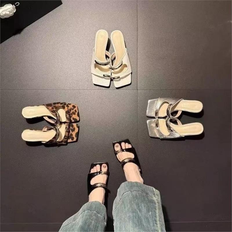 Wunderschöne High-End-Zehenschuhe mit Metallkappe, coole Hausschuhe für draußen, Sommer 2025 neu, Internet-Berühmtheit, Keilabsatz, Feenstil, hochhackige Sandalen