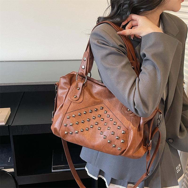 Vintage Large Capacity Rivet Tote Bag Women's Shoulder Underarm Bag
