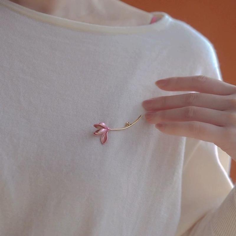 1Pc Exquisite Pink Lotus Flower Brooch Pins Women Girls Metal Plant Enamel Label Hat Cap Pins Suit Coat Japanese Fashion Accessories