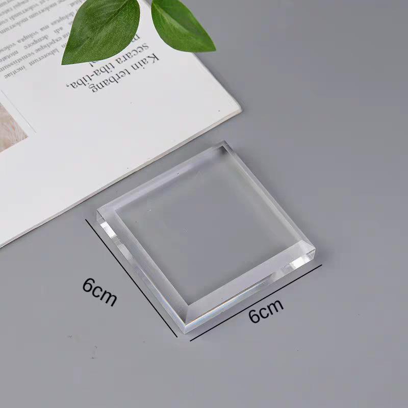 Transparente quadratische Kristallglasbasis Klarer Ausstellungsständer für Schmuck Handwerk Ornamente Heim-Schreibtischdekoration