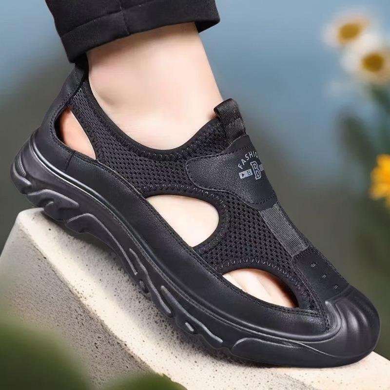 New Beach Shoes Soft-soled Perforated and Breathable Sports and Casual Sandals