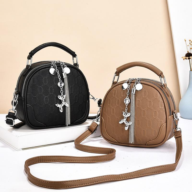 Simple and fashionable single shoulder portable messenger bag autumn and winter exquisite small round bag women's multi-layer fringed bag