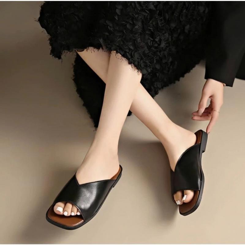 Korean Version of Temperament Cool Slippers for Women To Wear 2024 Summer New Square-headed Open-toed Simple Flat-bottomed Casual One-word Slippers