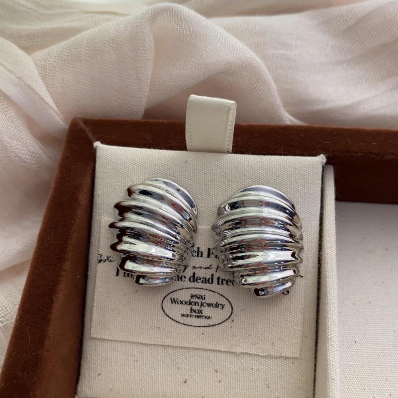 

Niche Design, Twisted Pleated Croissant Bag Earrings, Exaggerated Stud Earrings, Personalized Earrings, Light Luxury, High-End Unique Earrings