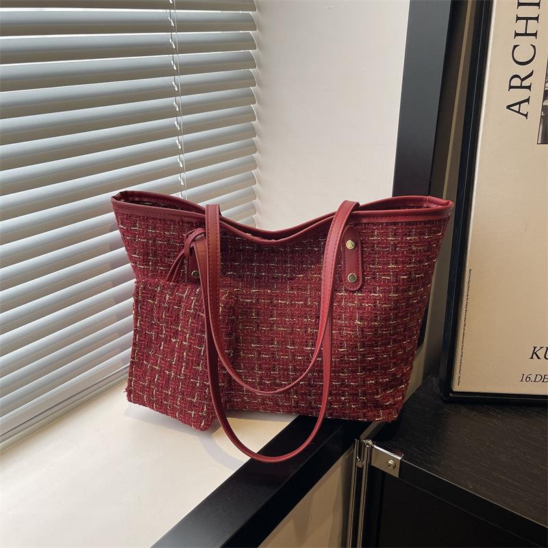 

Весенняя новинка, вместительная сумка в иностранном стиле 2025, темпераментная сумка под мышкой, модная женская сумка, корейская версия, сумка на плечо, трендовая литературная клетка красный