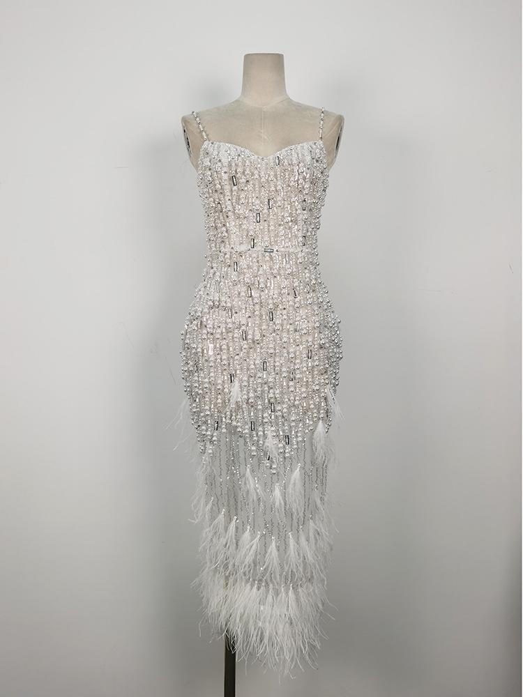 

Платье-слинг из прочного роскошного жемчужного бисера с перьями от вьетнамского дизайнера Large белый