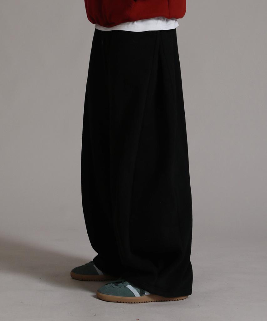 LIKE THE MOST Two-Tuck Long Side Over Pants_Black