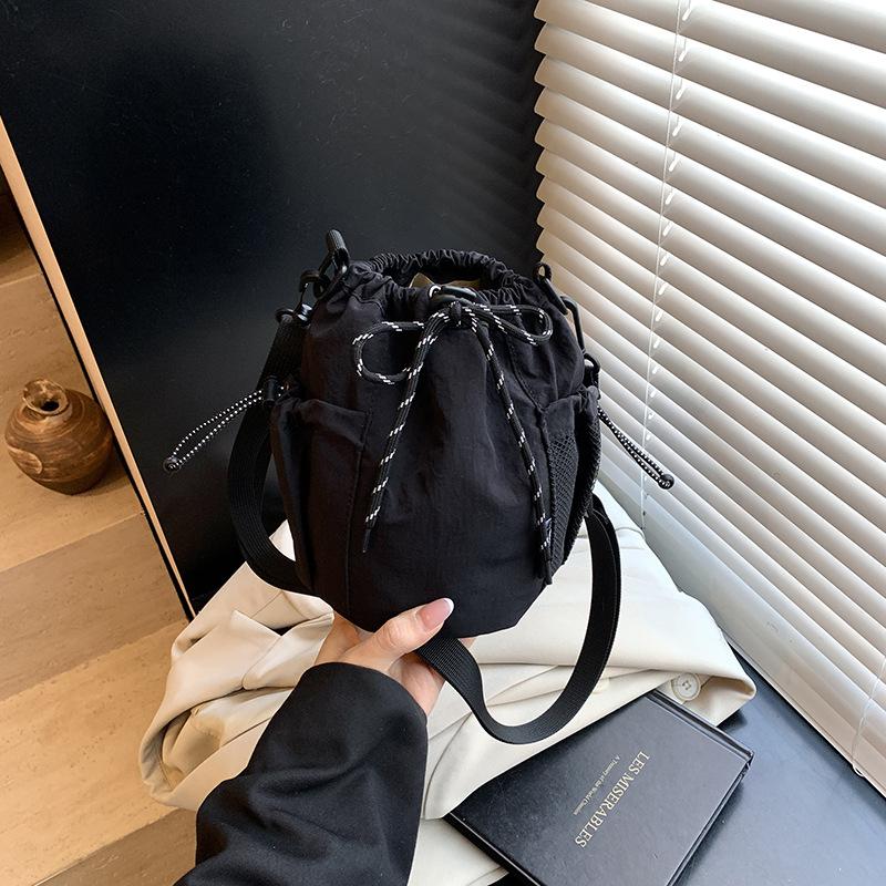 Niche fashion crossbody drawstring bucket bag new casual simple versatile commuter shoulder bag