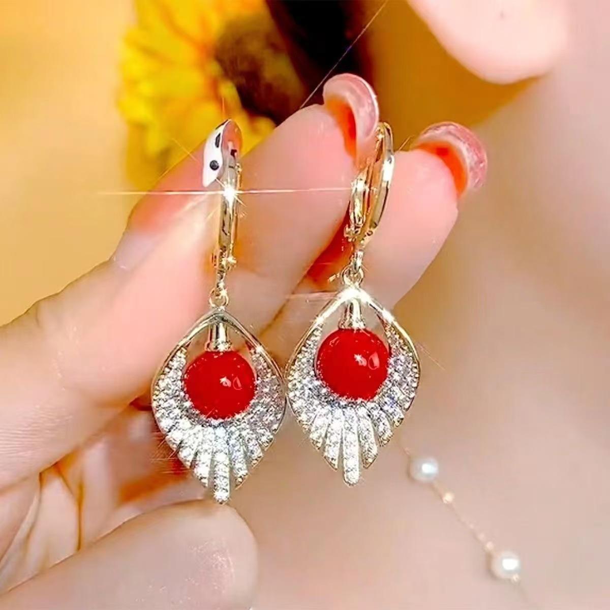 French Retro Diamond Leaf Ear Cuff Pearl Earrings: Women s Elegant Luxury Korean Style Jewelry. красный жемчуга