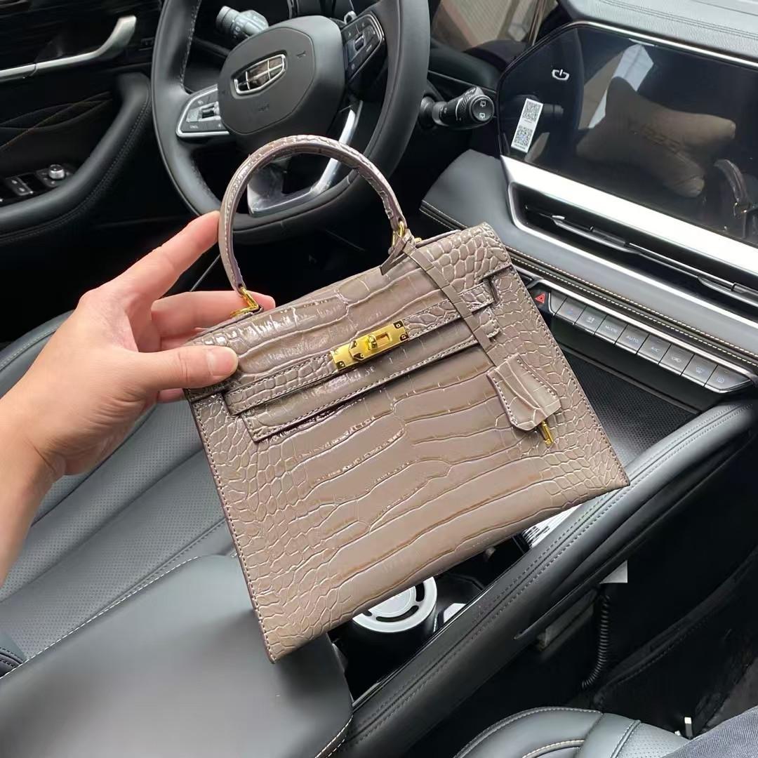 

2025 Cross-border bags women s new trendy fashion hand-held small square bag crocodile pattern bag shoulder crossbody bags 25cm